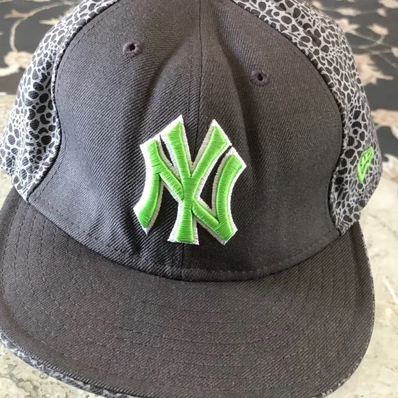 NY, New Era, Fitted 7 1/4, Grey Panel and Patterned Cap, GUC - Picture 5 of 10